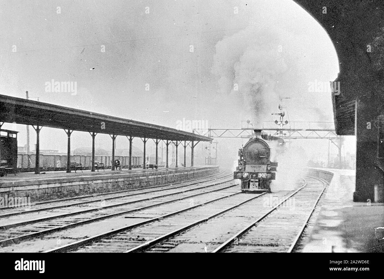 Negativo - A2-classe locomotiva a vapore No.901 viaggiando attraverso Ballarat Stazione Ferroviaria Victoria, circa 1925, A2-classe locomotiva a vapore No.901 viaggiando attraverso Ballarat stazione ferroviaria. I banchi sono visibili sulla pista coperta e un segnale può essere visto dietro la locomotiva. Alcune merci camion può essere visto parcheggiato in background Foto Stock