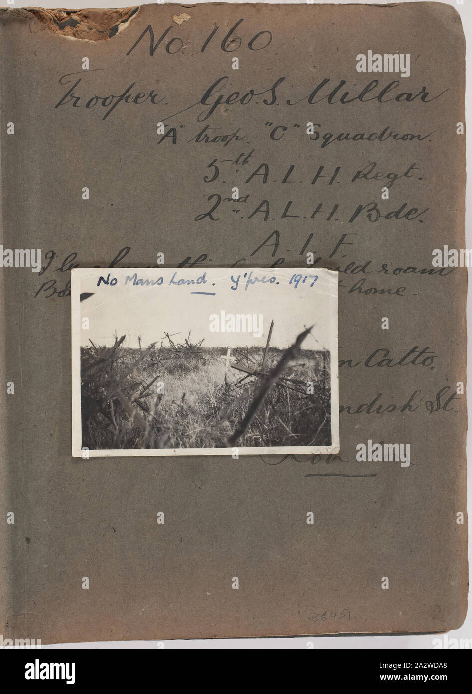 Fotografia - Tomba in 'No Mans Land", Ypres, Belgio, Trooper George Simpson Millar, guerra mondiale I, 1917, pagina album con la fotografia. L'album appartenuto a George Simpson Millar, un veteran australiana nel 5° Australian Light House durante la guerra mondiale I. L'album contiene 103 piccole le fotografie in bianco e nero, principalmente di Gallipoli nel 1915 e alcuni di Francia e Belgio. Si ritiene siano stati presi da Trooper George Simpson Millar, servizio n. 160, 'A' truppa, 'C' Squadron, 5 Australian Foto Stock