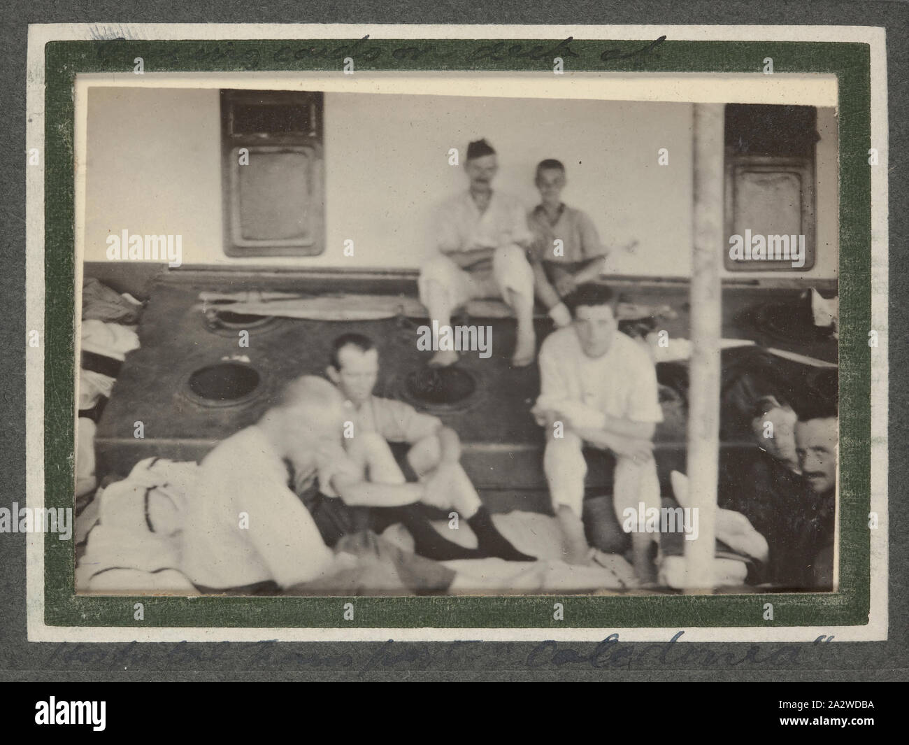 Fotografia - Soldati, SS Caledonia, Trooper George Simpson Millar, guerra mondiale I, 1915, foto in un album che apparteneva a un veteran australiana nel 5° Australian Light House durante la guerra mondiale I. L'album contiene 103 piccole le fotografie in bianco e nero, principalmente di Gallipoli nel 1915 e alcuni di Francia e Belgio. Si ritiene siano stati presi da Trooper George Simpson Millar, servizio n. 160, 'A' truppa, 'C' Squadron, 5 Australian Light Horse reggimento Foto Stock