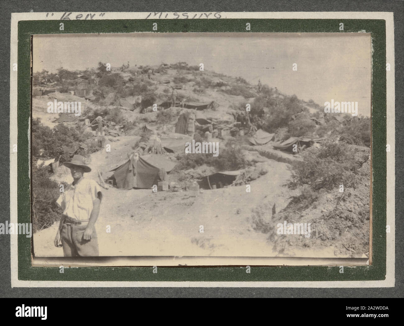 Fotografia - soldato nella parte anteriore del Camp, Gallipoli, Turchia, Trooper George Simpson Millar, guerra mondiale I, 1915, foto in un album che apparteneva a un veteran australiana nel 5° Australian Light House durante la guerra mondiale I. L'album contiene 103 piccole le fotografie in bianco e nero, principalmente di Gallipoli nel 1915 e alcuni di Francia e Belgio. Si ritiene siano stati presi da Trooper George Simpson Millar, servizio n. 160, 'A' truppa, 'C' Squadron, 5 Australian Light Horse reggimento Foto Stock