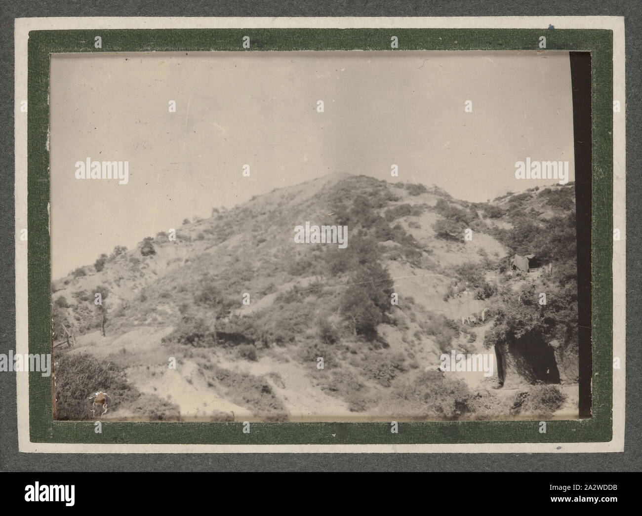 Fotografia - Vista di trincea, Gallipoli, Turchia, Trooper George Simpson Millar, guerra mondiale I, 1915, foto in un album che apparteneva a un veteran australiana nel 5° Australian Light House durante la guerra mondiale I. L'album contiene 103 piccole le fotografie in bianco e nero, principalmente di Gallipoli nel 1915 e alcuni di Francia e Belgio. Si ritiene siano stati presi da Trooper George Simpson Millar, servizio n. 160, 'A' truppa, 'C' Squadron, 5 Australian Light Horse reggimento Foto Stock