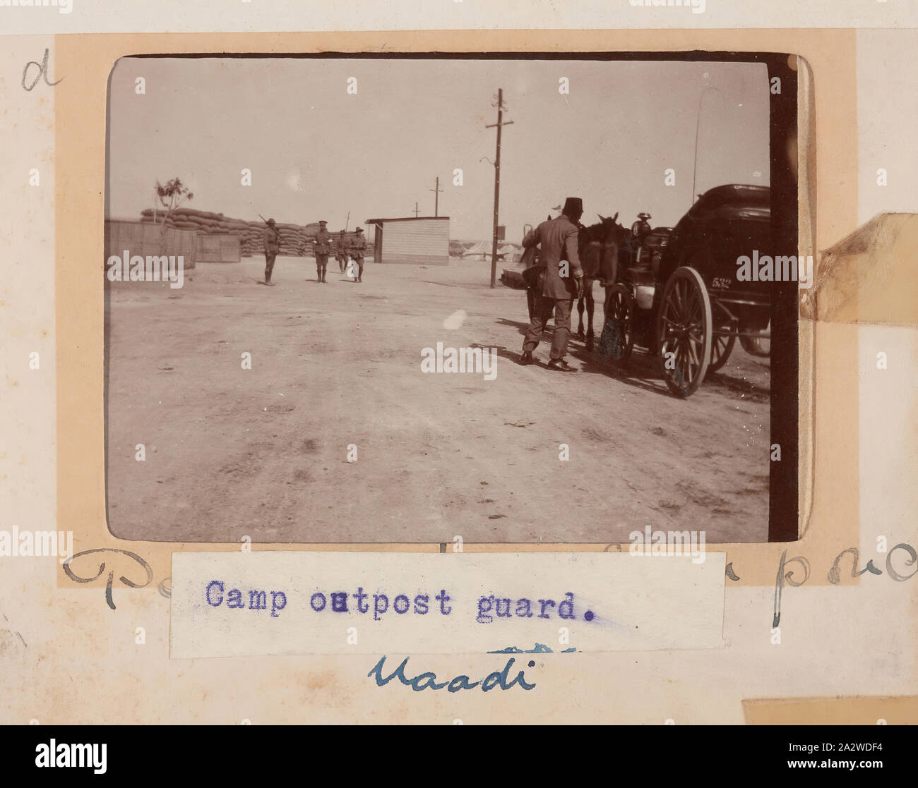 Fotografia - "Camp avamposto di guardia', Maadi, Egitto, Trooper G.S. Millar, guerra mondiale I, 1914-1915, uno di 49 fotografie in un album dalla prima guerra mondiale sono state probabilmente preso dalla truppa (poi tenente) G.S. Millar raffigurante il Light Horse camp in Egitto, 1915, prima di Gallipoli. Questa immagine mostra l'avamposto guard intorno alla Australian Light Horse Camp a el-Ma'adi (Meadi). El-Ma'adi (Meadi) Camp è stato uno dei tre campi di addestramento in Egitto e che sono stati utilizzati dal A.I.F. e il N.Z.E.F Foto Stock