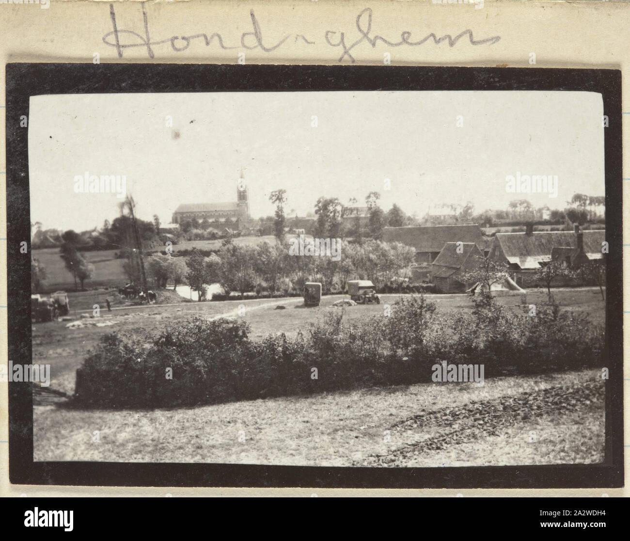 Fotografia - ambulanze, Hondeghem, Francia, sergente John Lord, guerra mondiale I, 1917, uno di 185 fotografie in bianco e nero in un album, adottate in Francia durante la Prima Guerra Mondiale dal sergente John Lord. Alcune pagine sono vuote. Le fotografie in album illustrano i campi dell'esercito, ospedali, trincee, inizio serbatoi, paesaggi, cimiteri e tombe e gruppi di posti militari australiani. I luoghi Signore cita nel suo le didascalie sono La Boiselle, schierandosi di cava, Pozieres, Albert, Bapaume Foto Stock