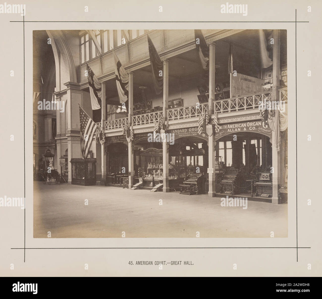 Fotografia - Corte americana, grande hall, Exhibition Building, 1880-1881, Vista della corte americana nella grande sala al 1880 Melbourne Mostra Internazionale tenutasi presso la mostra gli edifici, giardini Carlton, tra il 1 ottobre 1880 e 30 aprile 1881. In aggiunta alla principale mostra permanente edificio, due allegati permanenti nonché di una grande centrale in legno allegato temporaneo è stato costruito per alloggiare i tribunali di diversi paesi o per includere elementi di grandi dimensioni Foto Stock