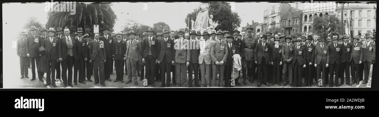 Fotografia - Anzac Day, Melbourne, post 1918, Panoramica Contatto stampa da negativi originali. Anzac Day dimostranti, Melbourne, post guerra mondiale I. donato dall'RSL nel 1988, la fotografia è stata una delle numerose a sua volta donato al RSL dalla onorevole lieto Shepperd. Il gruppo è descritto come 'Post W.W.I. dimostranti a Melbourne Foto Stock