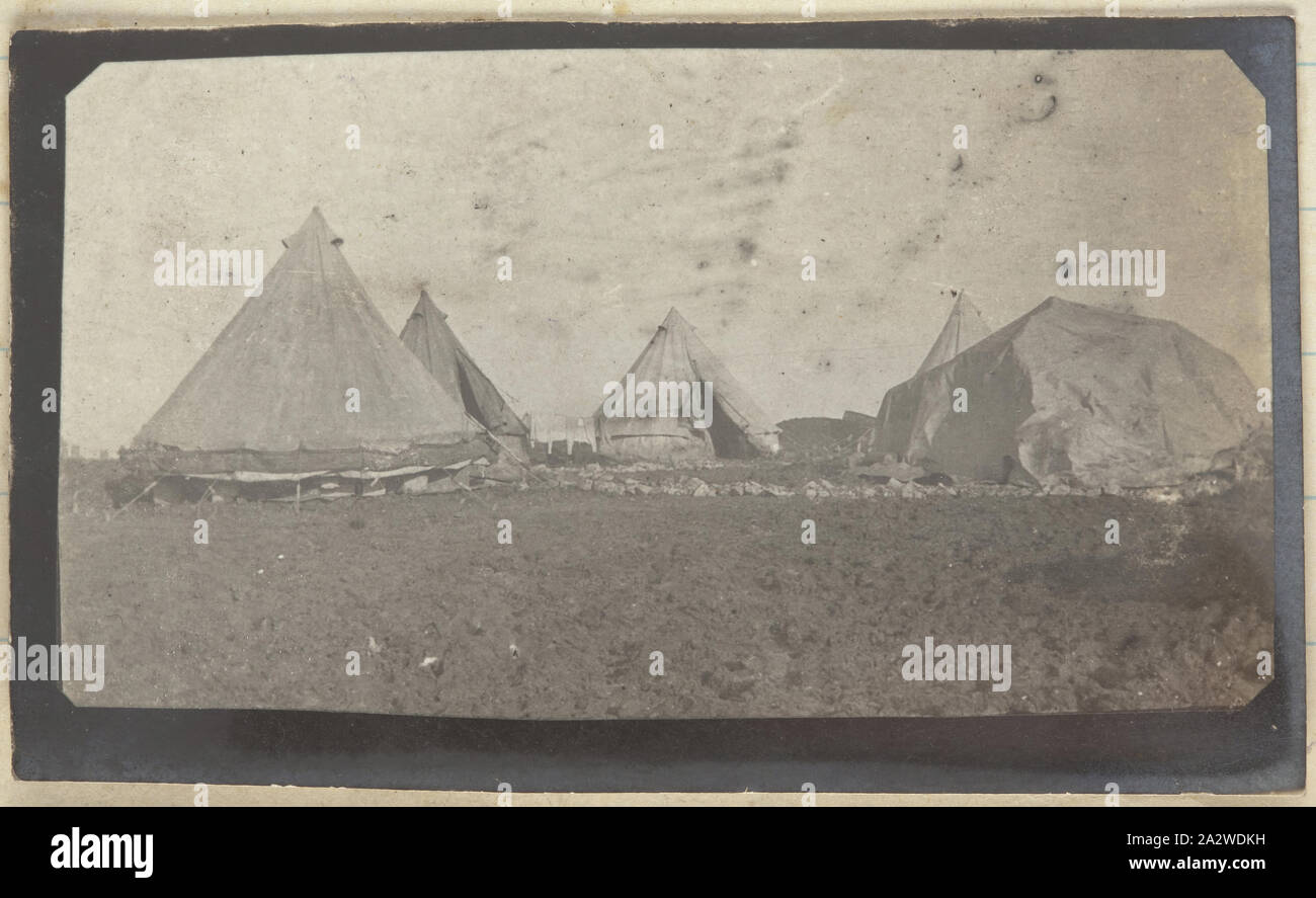 Fotografia - Esercito Camp, Somme, Francia, sergente John Lord, guerra mondiale I, 1916, uno di 185 fotografie in bianco e nero in un album, adottate in Francia durante la Prima Guerra Mondiale dal sergente John Lord. Alcune pagine sono vuote. Le fotografie in album illustrano i campi dell'esercito, ospedali, trincee, inizio serbatoi, paesaggi, cimiteri e tombe e gruppi di posti militari australiani. I luoghi Signore cita nel suo le didascalie sono La Boiselle, schierandosi di cava, Pozieres, Albert, Bapaume Foto Stock