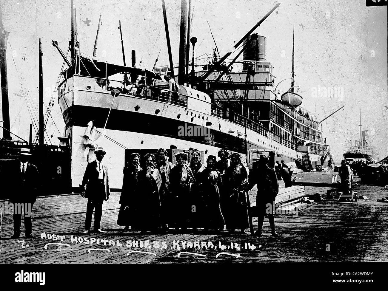 Negativo - Infermieri & SS Kyarra, Adelaide, Australia del Sud, Dec 1914, Esercito Australiano infermieri di imbarcarsi sul AHS Kyarra ad Adelaide, Australia del Sud Foto Stock