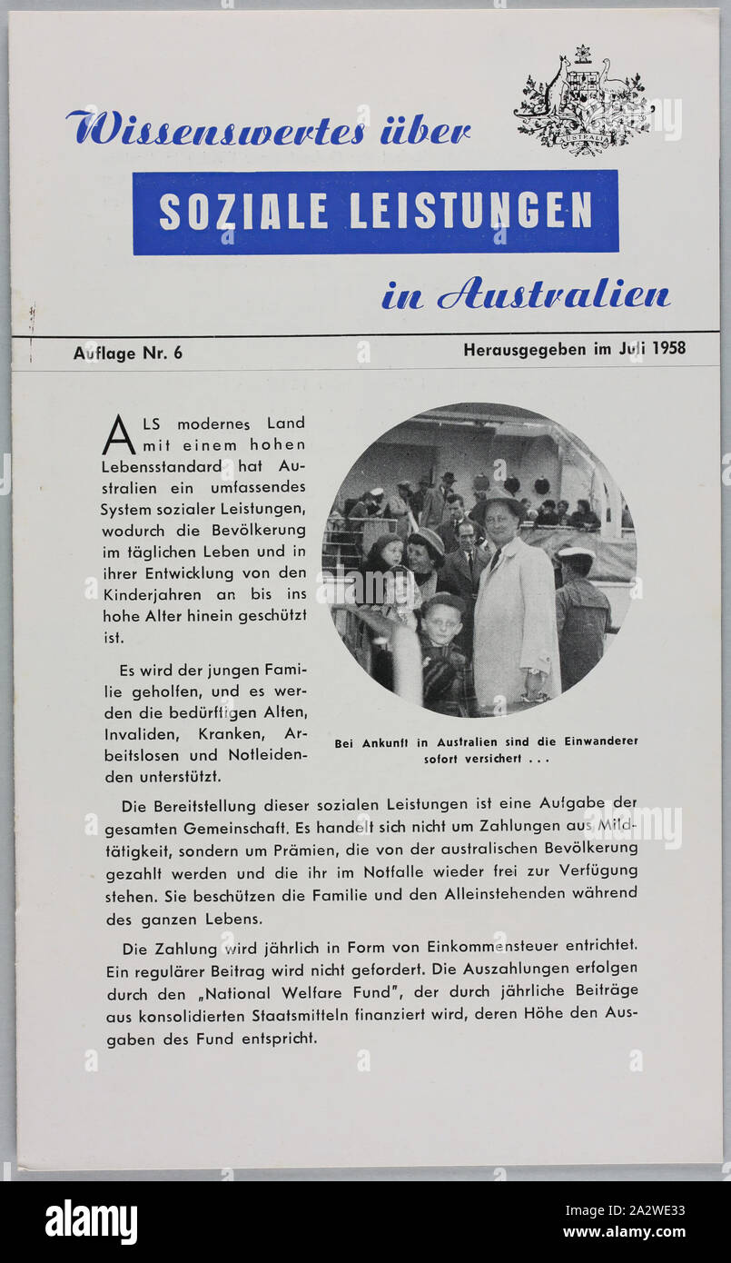 Opuscolo - 'Wissenswertes uber Soziale Leistungen in Australien' Commonwealth of Australia, Lug 1958, opuscolo intitolato "Wissenswertes uber Soziale Leistungen in Australien" ["fatti circa i servizi sociali in Australia'], rilasciati in tedesco Australiana per il dipartimento di immigrazione nel luglio 1958. Esso dettagli per i migranti che intendono gli assegni di maternità, bambino appendere, i benefici per la salute benefici medici, indennizzo dei lavoratori, della disoccupazione e delle prestazioni di malattia, non valido, vedove ed età delle pensioni Foto Stock