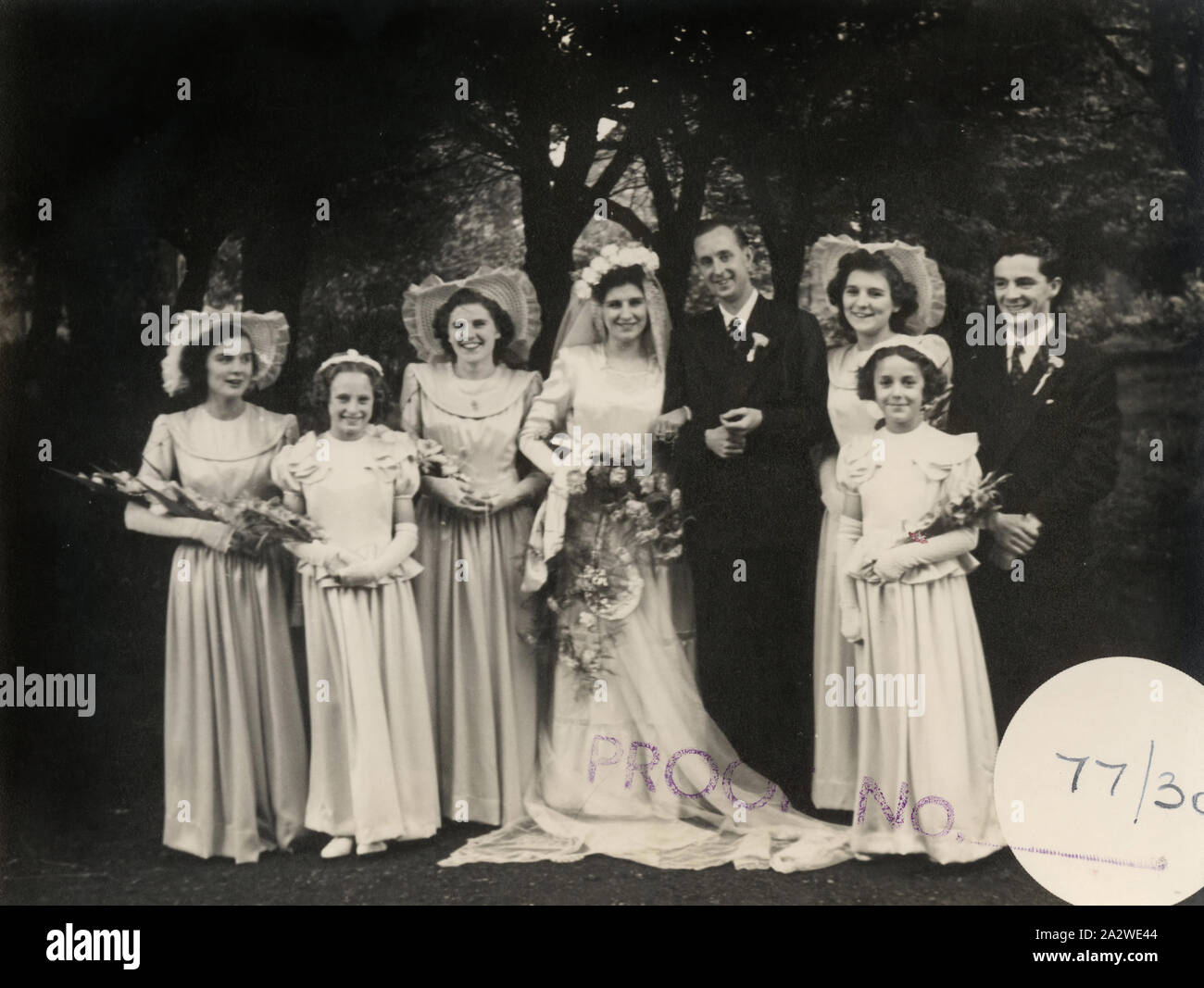 Fotografia - festa nuziale, James & Eileen sanguisuga, Manchester, Inghilterra, 1 Apr 1949, fotografia di Giacomo e Eileen Leech con la loro festa nuziale il giorno delle nozze, Manchester, Inghilterra, 1 agosto 1949. Il taller bridesmaids sono Eileen sorelle Dorothy, Kathleen e Margaret. La fotografia è stata probabilmente uno di una selezione portato con loro quando essi emigrarono in Australia nel 1953 e anche tra quelli che avevano portato a per tornare in Inghilterra quando sono ritornati nel 1956. James e Eileen Foto Stock