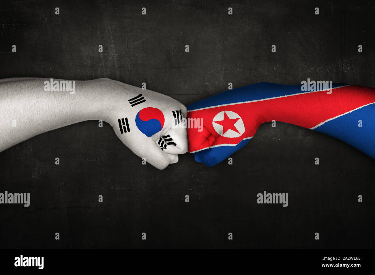 Pugno bumping dipinto con le bandiere della Corea del Sud e la Corea del Nord. Foto Stock
