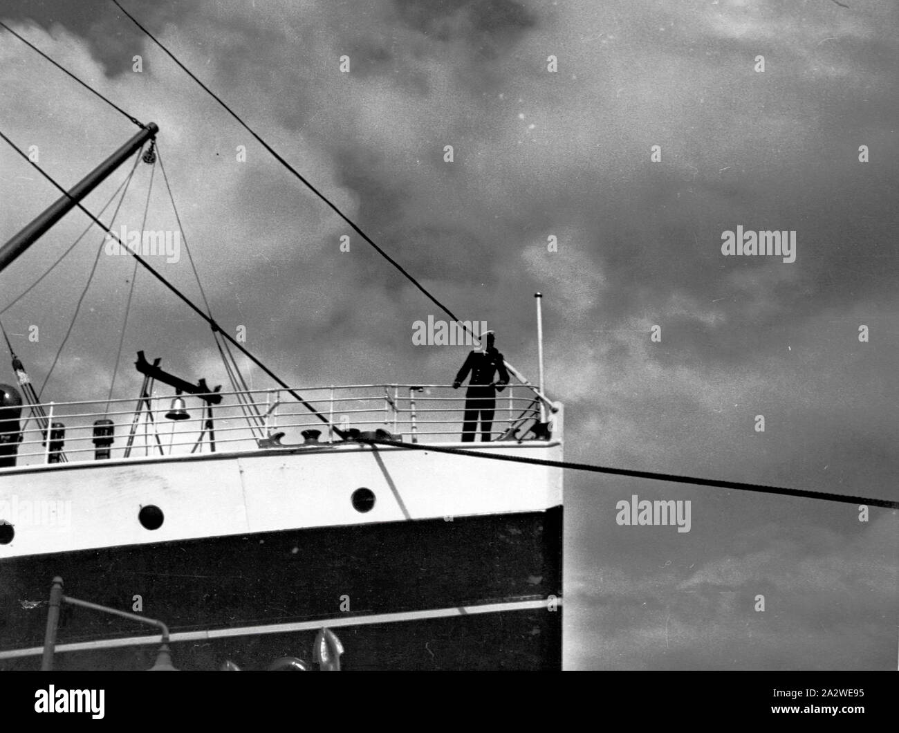 Fotografia - da Dorothy DAVIDSON, Australia, 1934, capitano a bordo di una nave. Titolo: casting off la corda di prua Captain Smith Foto Stock