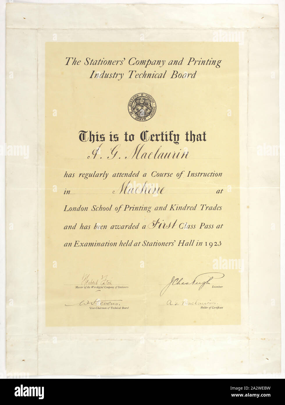 Certificato - Macchina di prima classe, Pass rilasciato a AG Maclaurin, 1923, certificato rilasciato a AG Maclaurin dall'Cartolai' Azienda e settore di stampa Scheda Tecnica nel 1923. La certificazione che è stato insignito di una prima classe di pass per il suo 'Machine' corso. Archibald Gordon Maclaurin è nato nel 1904 in Westham Londra. Ha addestrato come una stampante e cercare lavoro in Australia come vi erano poche opportunità in Inghilterra; ha migrato su 'Jervis Bay' nel 1928. Prima Foto Stock