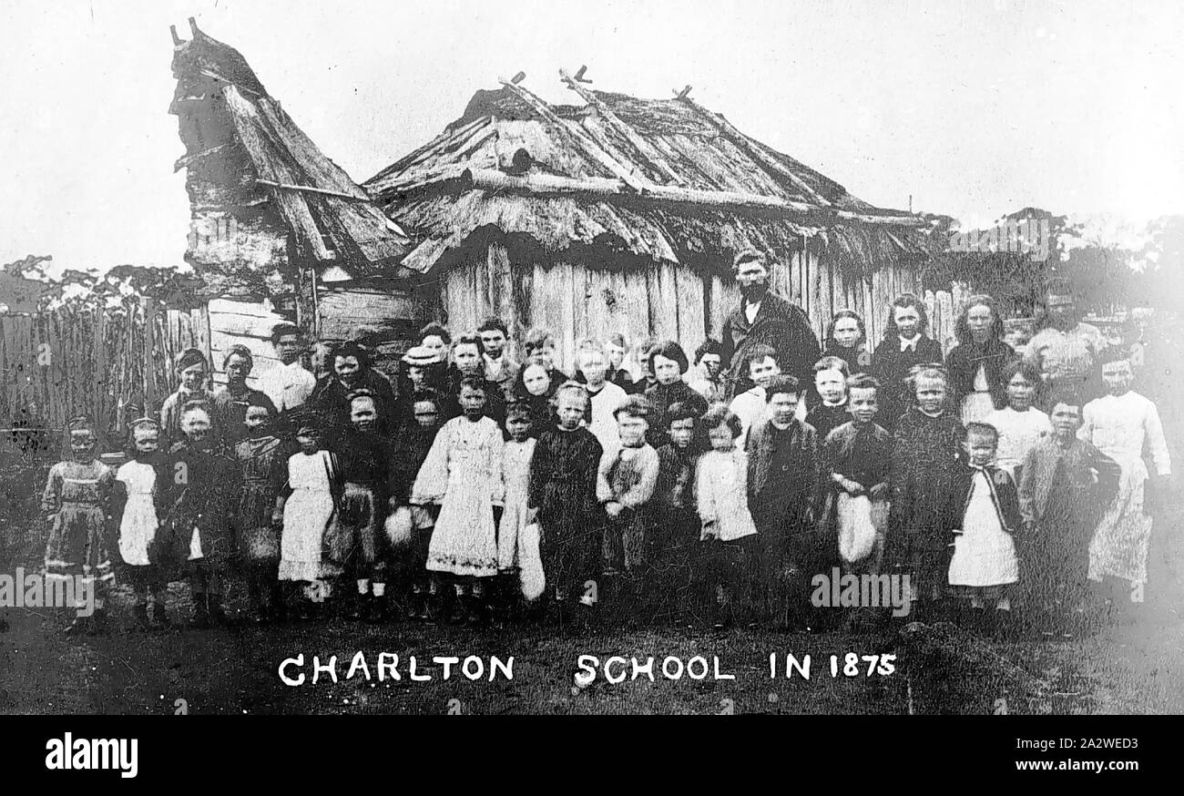 Negativo - Charlton, Victoria, 1875, insegnante e gli studenti al di fuori il Charlton scuola. La scuola è di soletta e la corteccia di costruzione. Il camino è stato costruito per appoggiarsi a distanza dall'edificio Foto Stock