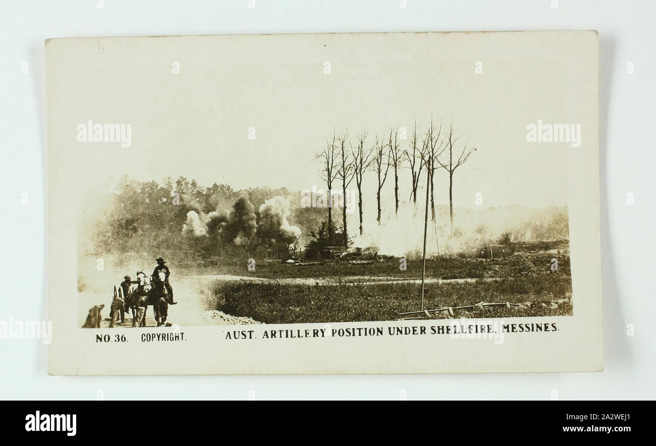 Carta di sigaretta - 'Aust. Posizione di artiglieria sotto Shellfire, Messines', ufficiale I Guerra Mondiale fotografia, gazza sigarette, circa 1922, n. 36 nella serie della I Guerra Mondiale schede di sigarette prodotte da Gazza sigarette. L'immagine è intitolata 'Aust. Posizione di artiglieria sotto Shellfire, Messines'. Esso raffigura due soldati in un carro trainato da due cavalli su una strada sterrata, non ci sono nuvole di fumo in background eventualmente da shellfire. Le immagini di questa serie di schede di sigarette sono ufficiali I Guerra Mondiale le fotografie che sono state visualizzate all Foto Stock