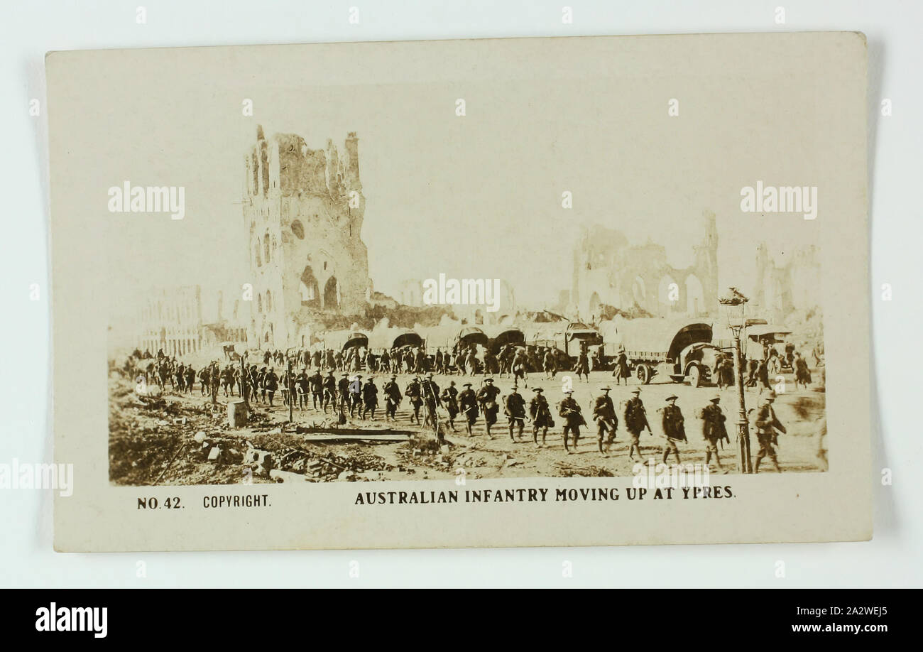 Carta di sigaretta - 'Australian fanteria spostando fino ad Ypres', ufficiale I Guerra Mondiale fotografia, gazza sigarette, circa 1922, n. 42 in serie della I Guerra Mondiale schede di sigarette prodotte da Gazza sigarette. L'immagine è intitolato "fanteria australiana spostando fino ad Ypres'. Esso raffigura i soldati australiani e camion in marcia lungo una strada con le rovine in background. Le immagini di questa serie di schede di sigarette sono ufficiali I Guerra Mondiale le fotografie che sono state visualizzate in Australian War Museum, Exhibition Buildings Foto Stock