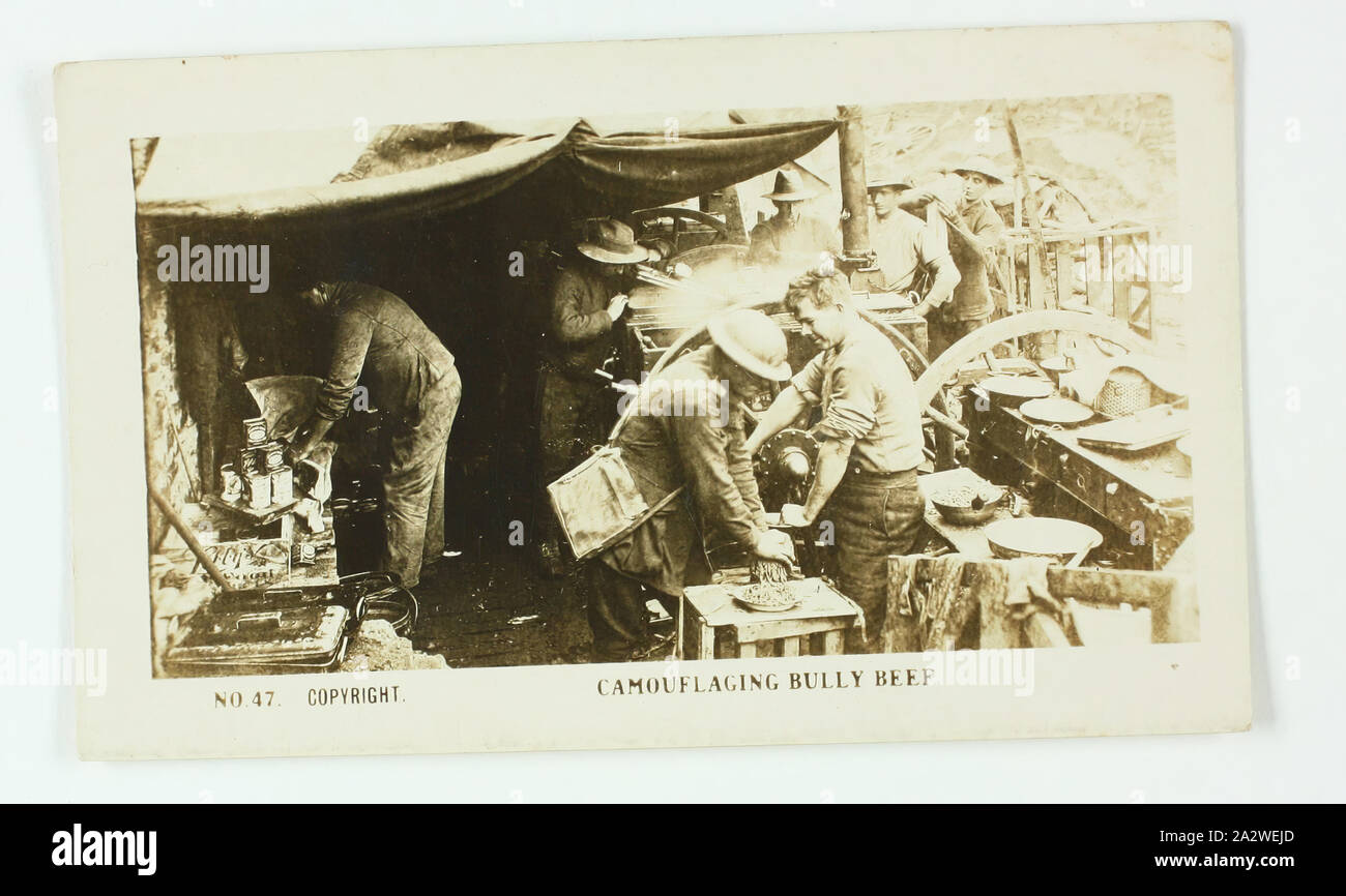 Carta di sigaretta - "mimetizzazione Bully Beef", ufficiale I Guerra Mondiale fotografia, gazza sigarette, circa 1922, n. 47 nella serie della I Guerra Mondiale schede di sigarette prodotte da Gazza sigarette. L'immagine è intitolato "mimetizzazione Bully Beef". Esso raffigura i soldati circondato da lattine e piastre utilizzando una macchina per tritare la carne. Le immagini di questa serie di schede di sigarette sono ufficiali I Guerra Mondiale le fotografie che sono state visualizzate in Australian War Museum, Exhibition Buildings, Melbourne Foto Stock