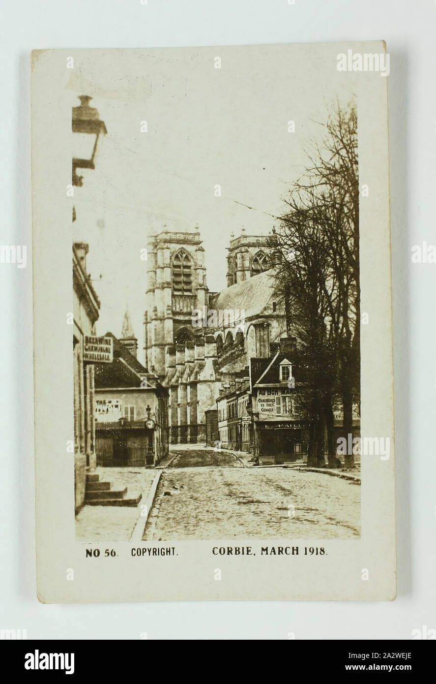 Carta di sigaretta - 'Corbie, Marzo 1918', ufficiale I Guerra Mondiale fotografia, gazza sigarette, circa 1922, n. 56 nella serie della I Guerra Mondiale schede di sigarette prodotte da Gazza sigarette. L'immagine è intitolata 'Corbie, Marzo 1918'. Esso raffigura una strada con una cattedrale in esso, le immagini di questa serie di schede di sigarette sono ufficiali I Guerra Mondiale le fotografie che sono state visualizzate in Australian War Museum, Exhibition Buildings, Melbourne Foto Stock