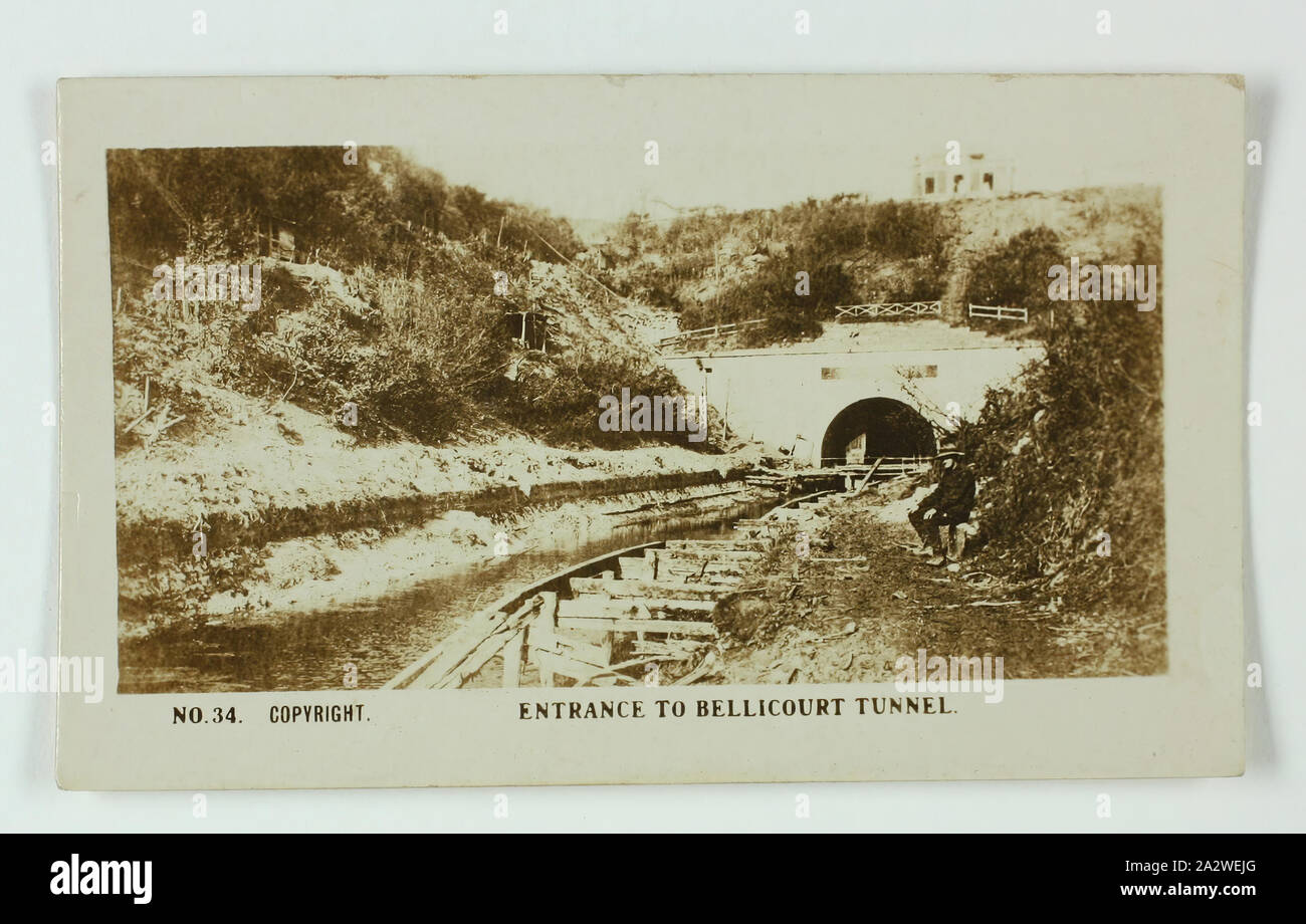 Carta di sigaretta - 'ingresso Bellicourt 'tunnel', ufficiale I Guerra Mondiale fotografia, gazza sigarette, circa 1922, n. 34 nella serie della I Guerra Mondiale schede di sigarette prodotte da Gazza sigarette. L'immagine è intitolata 'ingresso Bellicourt 'tunnel'. Esso raffigura un soldato seduto accanto a un canale e binari del treno. Le immagini di questa serie di schede di sigarette sono ufficiali I Guerra Mondiale le fotografie che sono state visualizzate in Australian War Museum, Exhibition Buildings, Melbourne Foto Stock