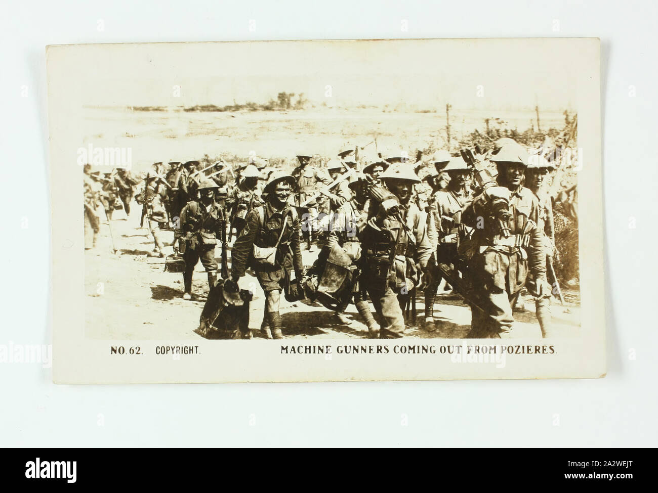 Carta di sigaretta - 'Machine artiglieri provenienti dall' Pozieres, ufficiale I Guerra Mondiale fotografia, gazza sigarette, circa 1922, n. 62 nella serie della I Guerra Mondiale schede di sigarette prodotte da Gazza sigarette. L'immagine è intitolato 'Machine Gunners uscente dal Pozieres'. Esso raffigura i soldati borse e zaini e parti di armi da fuoco. Le immagini di questa serie di schede di sigarette sono ufficiali I Guerra Mondiale le fotografie che sono state visualizzate in Australian War Museum, Exhibition Buildings, Melbourne Foto Stock