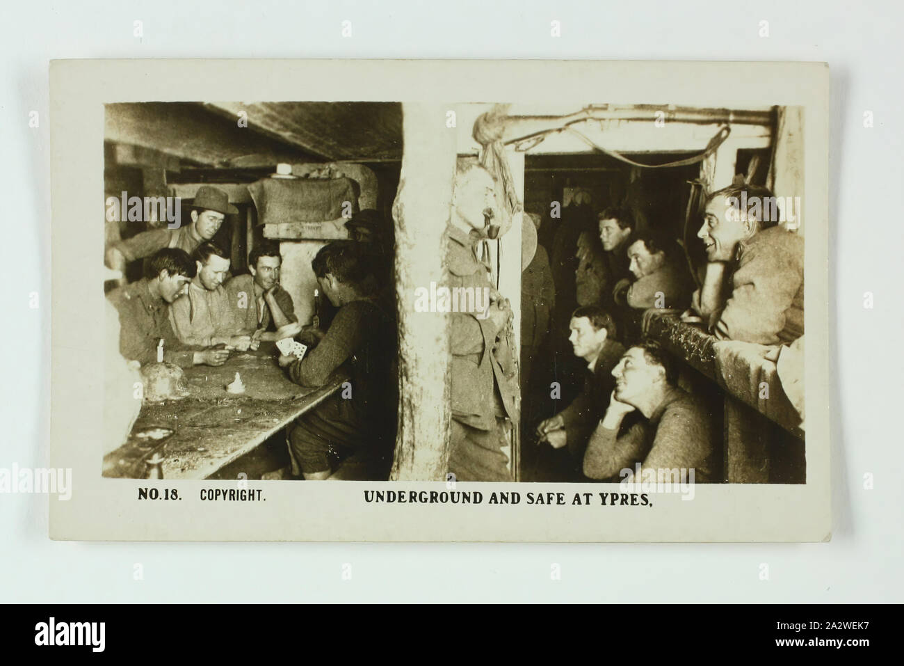 Carta di sigaretta - "Underground e cassaforte a Ypres', ufficiale I Guerra Mondiale fotografia, gazza sigarette, circa 1922, n. 18 nella serie della I Guerra Mondiale schede di sigarette prodotte da Gazza sigarette. L'immagine è intitolato "Underground e cassaforte a Ypres'. Esso raffigura i soldati rilassante in un bunker sotterraneo. Le immagini di questa serie di schede di sigarette sono ufficiali I Guerra Mondiale le fotografie che sono state visualizzate in Australian War Museum, Exhibition Buildings, Melbourne Foto Stock