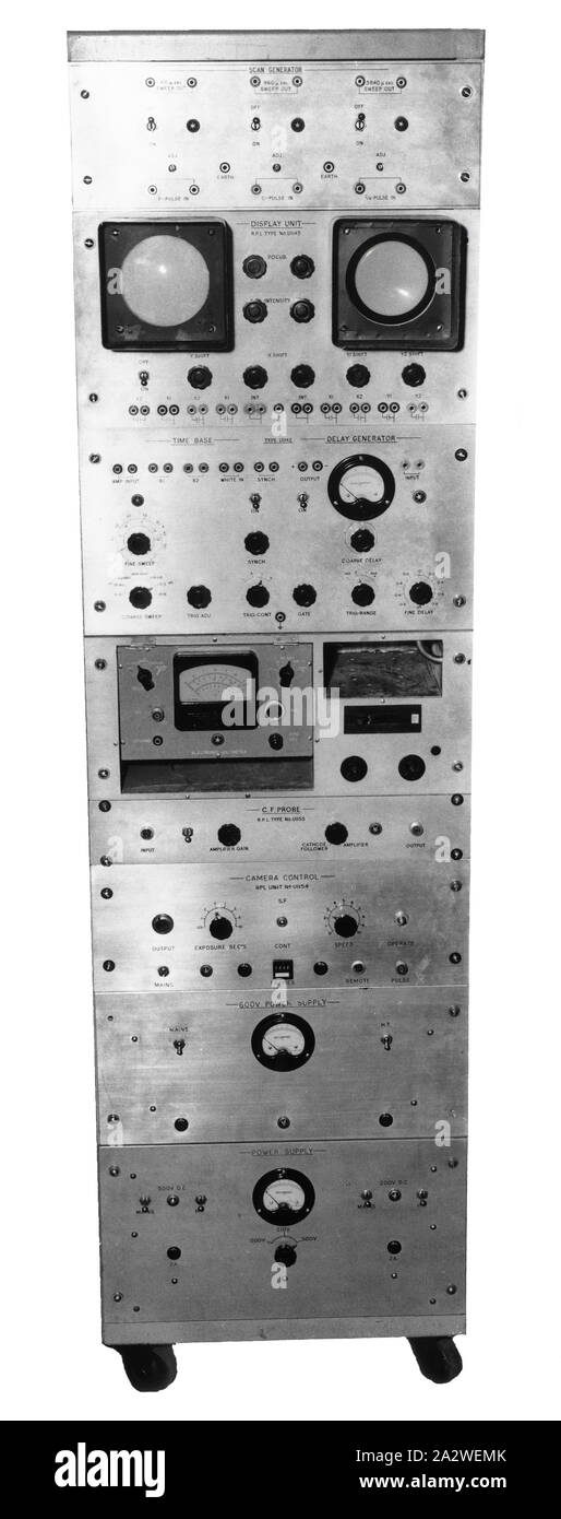 Fotografia - CSIRAC Computer, su apparecchiature di prova, 1953, questo è uno di una serie di materiale fotografico per la stampa, negativi e/o formati digitali CSIRAC di copertura della macchina e le persone ad esso associato. La serie è stata acquisita dalla Università di Melbourne nel 2003 Foto Stock
