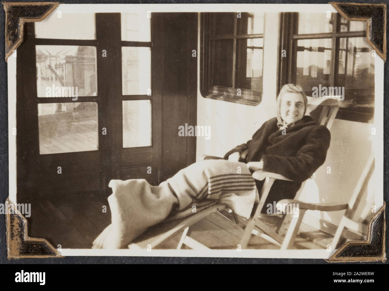 Fotografia - il giorno dopo, Palmer Famiglia Viaggio migrante, RMS Orion, 26 Feb 1947, fotografia in bianco e nero dal titolo 'Day dopo l', essa mostra Gertie Palmer su Orion il 26 febbraio 1947. Essa è parte di una pelle-bound photo album creato da George Palmer durante il suo viaggio di migranti provenienti da Inghilterra in Australia con la RMS Orion nel 1947. George emigrarono in Australia con sua moglie Gertrude e le loro due figlie, Shirley e Lesley. Il record di album di Palmers Foto Stock