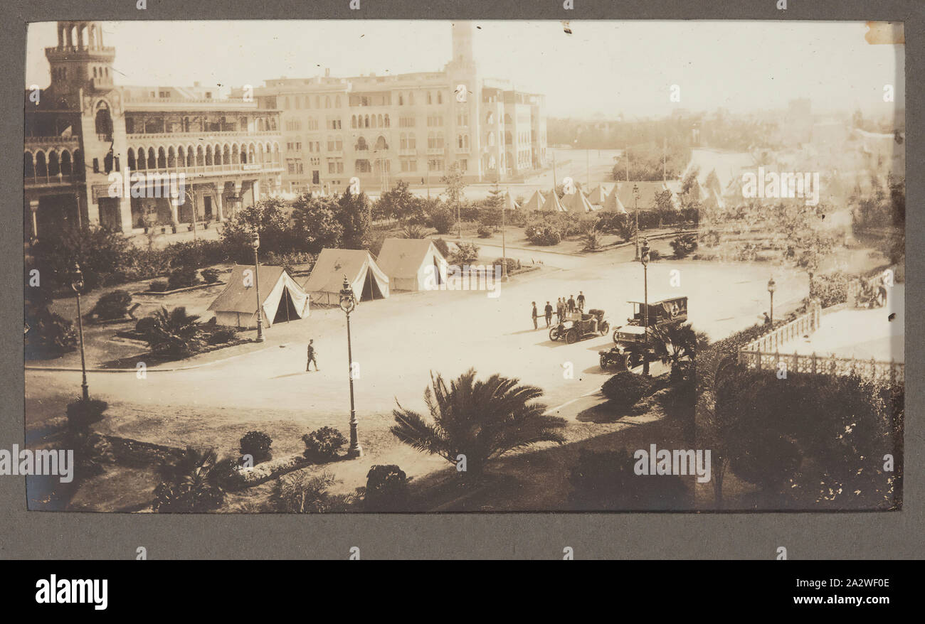 Immagine digitale - La Prima Guerra Mondiale, Ospedale tende a Heliopolis Palace Hotel, Egitto, 1915-1917, immagine digitale di una foto da un album compilato da suor Selina Lily (Lil) Mackenzie, che documentano la vita come un australiano infermiera durante la guerra mondiale I. Lil allattato al primo Australian General Hospital (AGH) da ottobre 1915 a gennaio 1917. Il 1° AGH era situato in Heliopolis Palace Hotel sul margine nord-orientale del Cairo Foto Stock