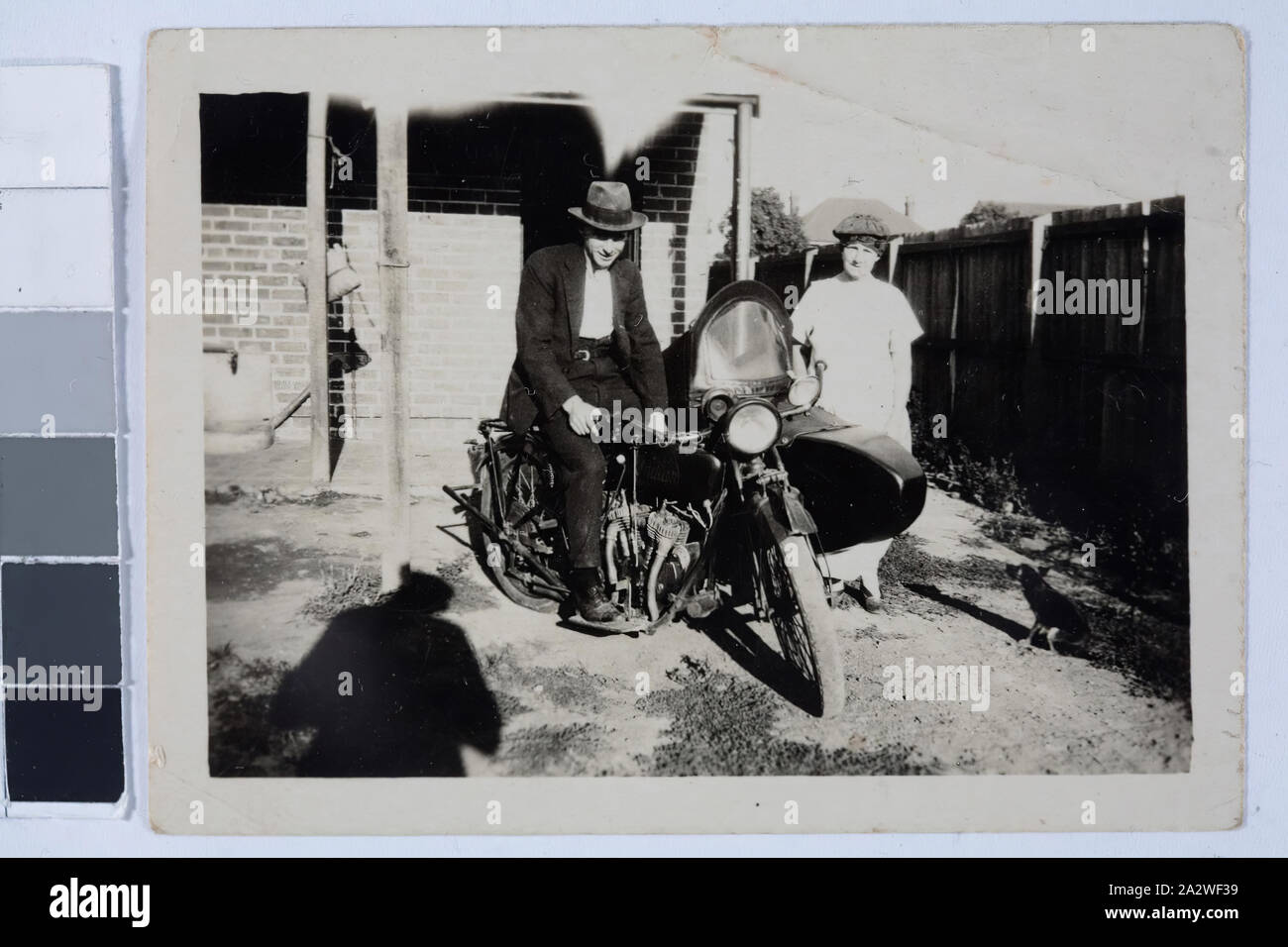 Fotografia digitale - Uomo su moto con sidecar, con la madre, nel cortile Brunswick, circa 1935, uomo sul motociclo con sidecar, con sua madre in piedi a destra nel cortile. Questa fotografia mostra Giuseppe Doolan sul suo capo indiano bici del motore con sua madre Emily, nella loro famiglia backyard, Brunswick, circa 1935 Foto Stock
