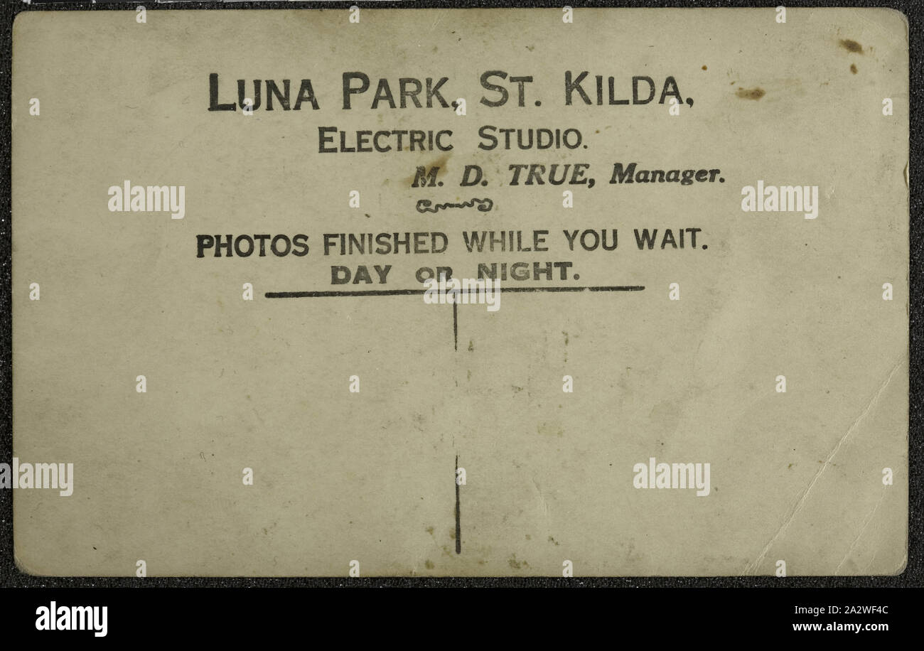 Fotografia digitale - uomo e donna in "aereo", "Studio elettrico", il Luna Park, St Kilda, circa 1930, l uomo e la donna in posa di una simulazione di piano. Questa novità fotografia mostra Sadie Stern e uomo sconosciuto al Luna Park di St Kilda, Melbourne, in posa di una simulazione di piano, circa 1930 Foto Stock