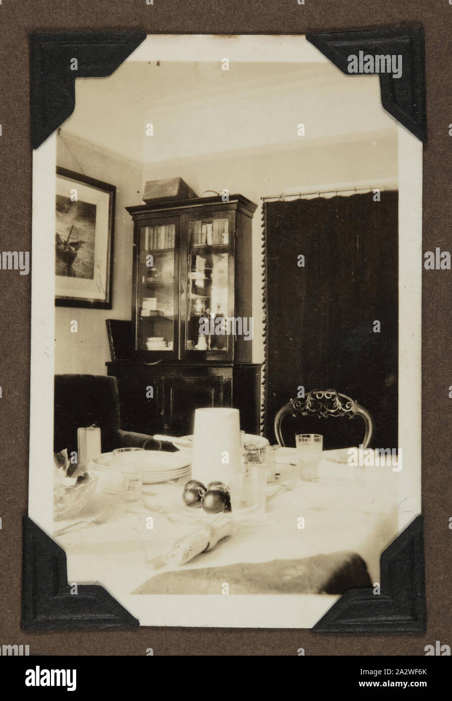 Fotografia - Sala da pranzo interna, Inghilterra, circa 1929, uno dei novanta tre immagini da un album fotografico portato in Australia da Archibald Gordon Maclaurin quando ha migrato nel 1928. Esso comprende primi foto della sua pre-migrazione viaggi in Francia, così come le foto ha aggiunto una volta in Australia, comprese le foto inviate a lui con la sua famiglia in Inghilterra e le immagini dal suo viaggio di migrazione Foto Stock