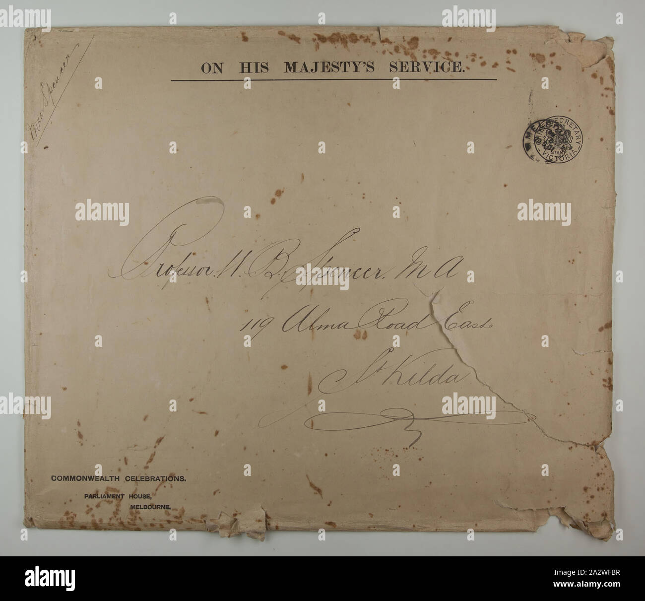 Busta - Celebrazioni del Commonwealth, la Casa del Parlamento, 1901, quando questa busta è entrato nella collezione del museo che conteneva cinque invito per gli eventi che circondano la federazione di Australia in 1901, indirizzata ti professore WB Spencer e l'onorevole Spencer. Tuttavia il timbro postale sulla busta legge 28 maggio settimane dopo il sito web ufficiale di eventi. La busta viene dal Commonwealth celebrazioni il Comitato alla Casa del Parlamento, Melbourne nello stesso anno e come tali Foto Stock