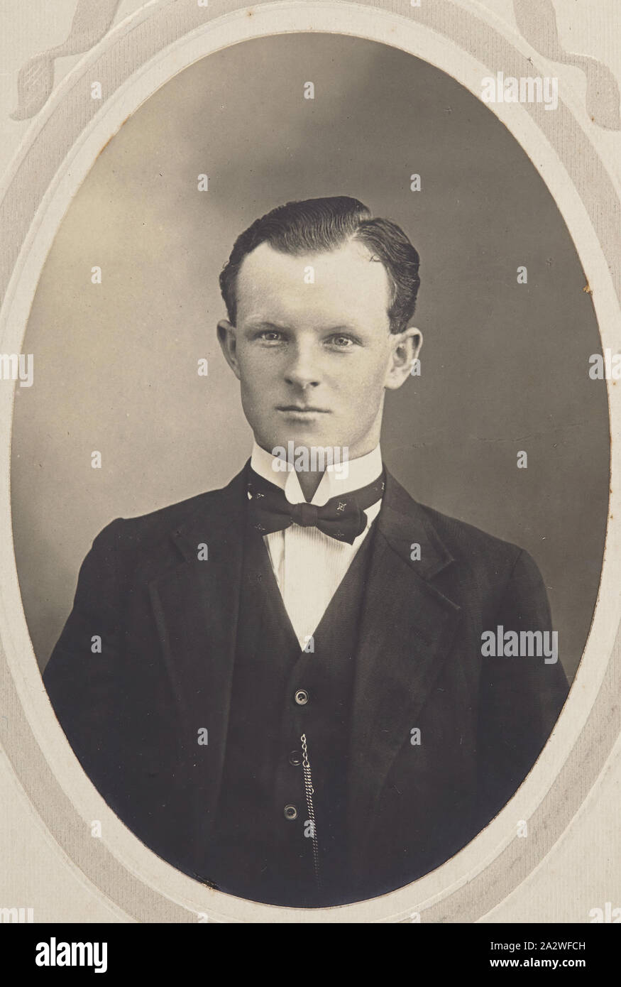 Immagine digitale - Eric John Brady, circa 1920, copia digitale di fotografia originale di Eric John Brady, circa 1920. Questo fa parte di una raccolta di fotografie di famiglia che si riferiscono a "Altipiani' Homestead. La famiglia Lawrey furono i primi colonizzatori nell'area di Kinglake e vissuto in 'altipiani' homestead dalla fine del 1890 al 1950. Il camino da "Altipiani' fa parte del Vittoriano Bushfires collezione. "Altipiani' è stato distrutto Foto Stock