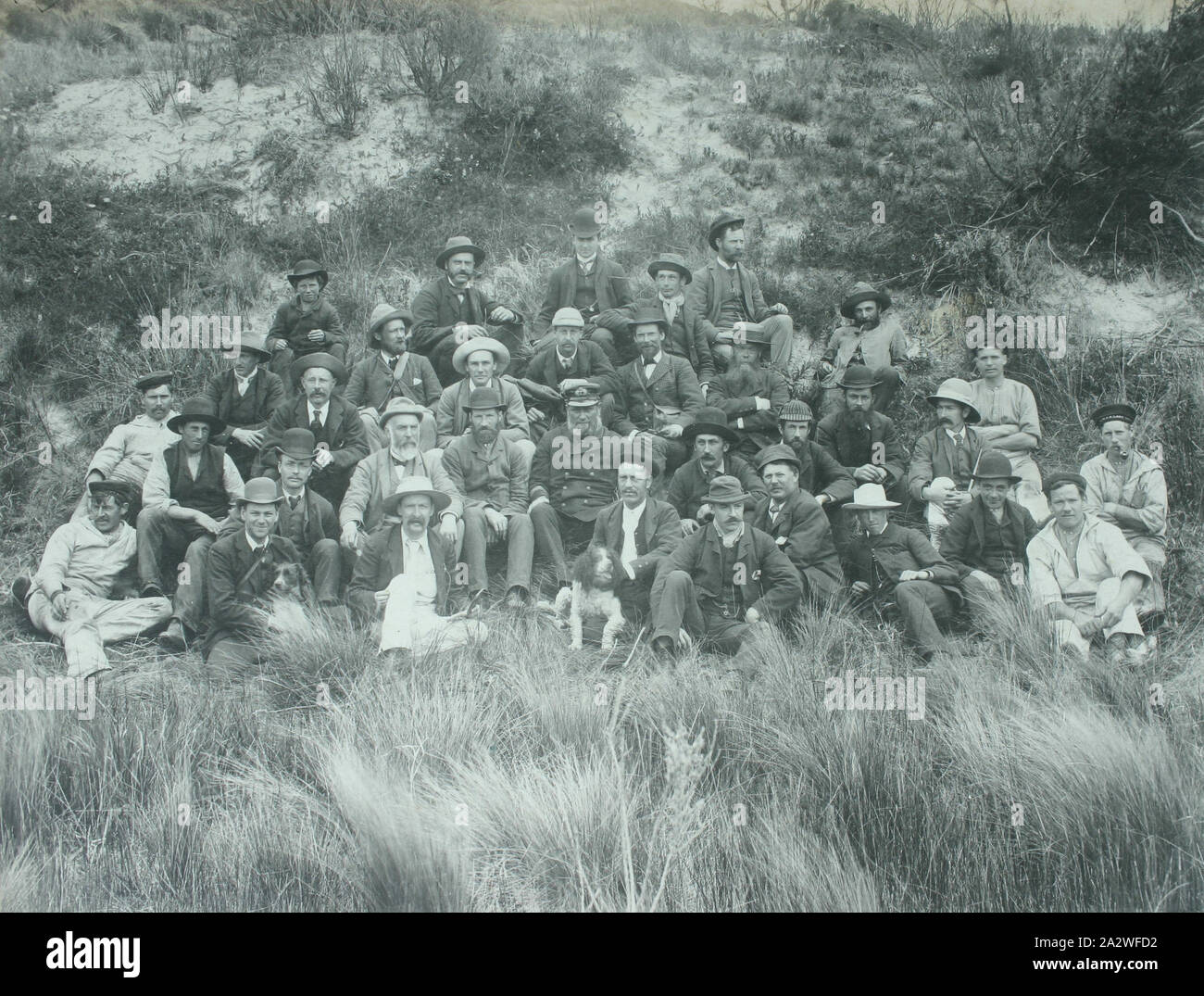 Fotografia - Spedizione di gruppo con il Capitano Anderson, King Island, 1887, uno dei trenta-due fotografie in bianco e nero in un album [due sono allentati] prese da un J Campbell durante un campo naturalisti' Club di Victoria spedizione in King Island. L'album include anche mappe di King Island all'interno del coperchio anteriore e posteriore della pagina e numerosi ritagli di giornale relativi alla spedizione. Uno dei ritagli di giornale, scritta da uno dei membri del partito Foto Stock