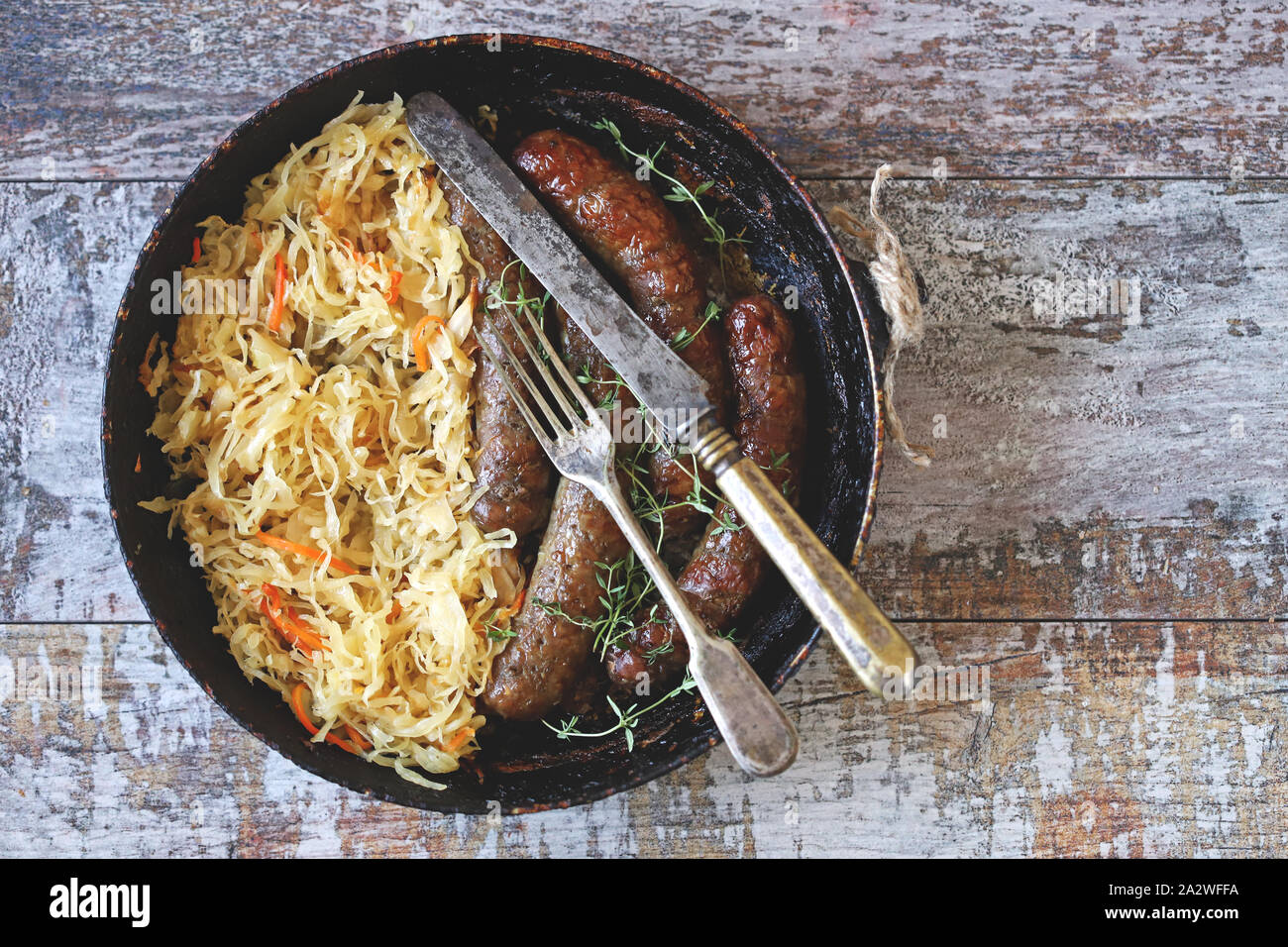 Oktoberfest cibo. Salsicce bavaresi e crauti in una padella. Birra fresca bavarese cibo. Oktoberfest celebrazione. Messa a fuoco selettiva. Macro. Foto Stock