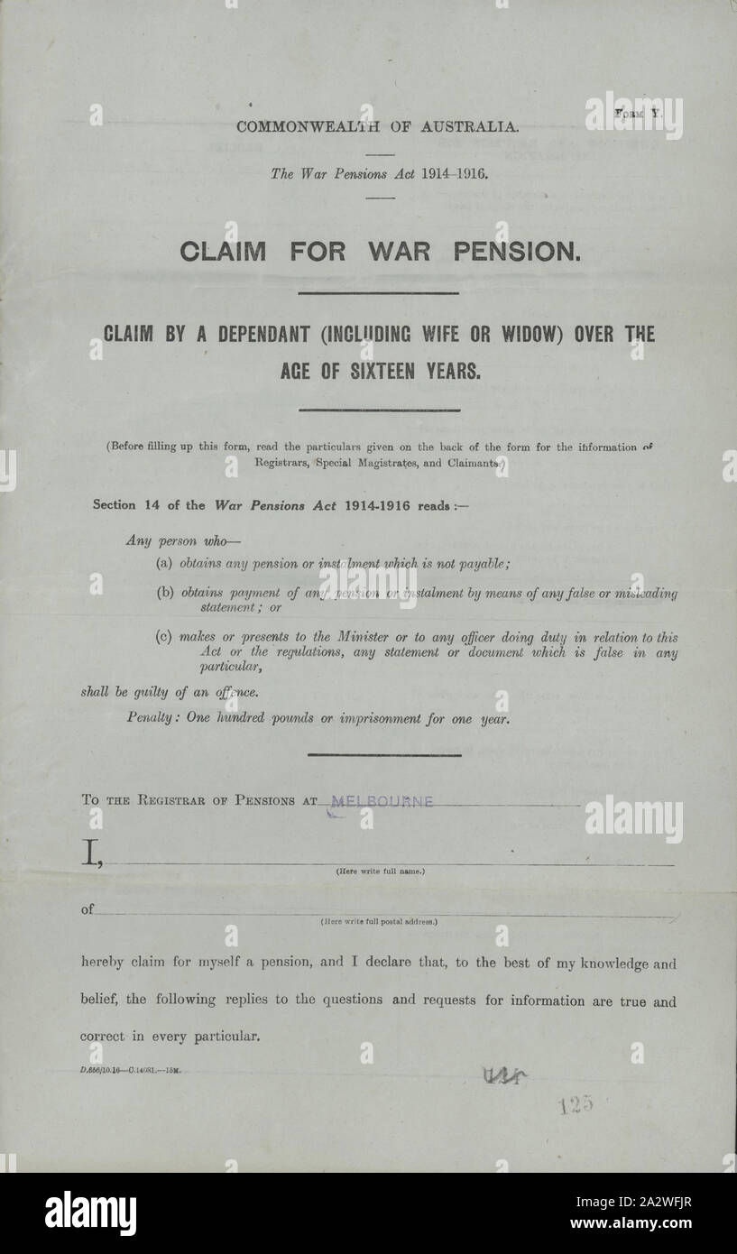 Modulo - 'rivendicazione per la pensione di guerra, la guerra mondiale I, 1917, Grigio modulo stampato in nero, di diverse pagine. Per essere completato da un dipendente (compresa una moglie o vedova) oltre i 16 anni di età che erano state colpite dalla guerra. Essa è stata stampigliata 'Melbourne'. Il modulo dettagli richieste di "membro delle forze su cui decesso o incapacità la rivendicazione si basa', il dipendente alla sua relazione con la persona e il livello di dipendenza finanziaria su quella persona. Il modulo Foto Stock