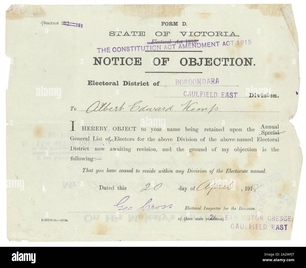 Modulo - Avviso di obiezione al soldato defunto essendo sulle liste elettorali, Stato di Victoria, 1918, lettera indirizzata ad Albert Edward Kemp, che è stato ucciso in azione nella Prima Guerra Mondiale nel 1917. La lettera era stata inviata mesi dopo la sua morte, e oggetti per il suo nome essendo mantenuta nelle liste elettorali in quanto egli ha cessato di risiedere in qualsiasi divisione dell'elettorato named'. Albert Edward Kemp era un 32-anno-vecchio macellaio che vivono in Caulfield e sposato con Annie Josephine, quando ha arruolato. Lui e Annie aveva Foto Stock