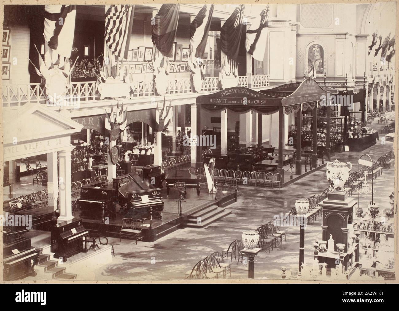 Fotografia - Corte francese, grande hall, Exhibition Building, 1880-1881, la vista dal balcone orientale oltre l'italiano e dei tribunali francesi nella grande sala al 1880 Melbourne Mostra Internazionale tenutasi presso la mostra gli edifici, giardini Carlton, tra il 1 ottobre 1880 e 30 aprile 1881. Il piano francese visualizza di Pleyel, Wolff & Company e Philippe Henri Herz può essere visto che si estende verso ovest lungo la navata orientale sul lato sud Foto Stock