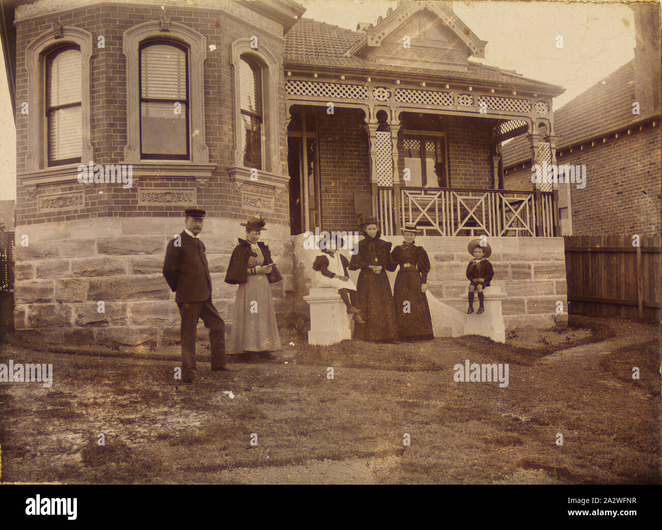 Immagine digitale - George Denton Hirst con la famiglia, Mosman, Nuovo Galles del Sud, 1898, George Denton Hirst (1846-1915), in piedi con la sua famiglia nella parte anteriore della sua casa a 28 Muston Street, Mosman, Nuovo Galles del Sud, maggio 1898. George Denton Hirst era un vino di successo e spirito merchant, partner della società Tucker & Co a Sydney, Nuovo Galles del Sud e un appassionato astronomo dilettante. In aggiunta alle proprie osservazioni, un piccolo gruppo di astronomi dilettanti si sono incontrati presso la sua casa di domenica Foto Stock