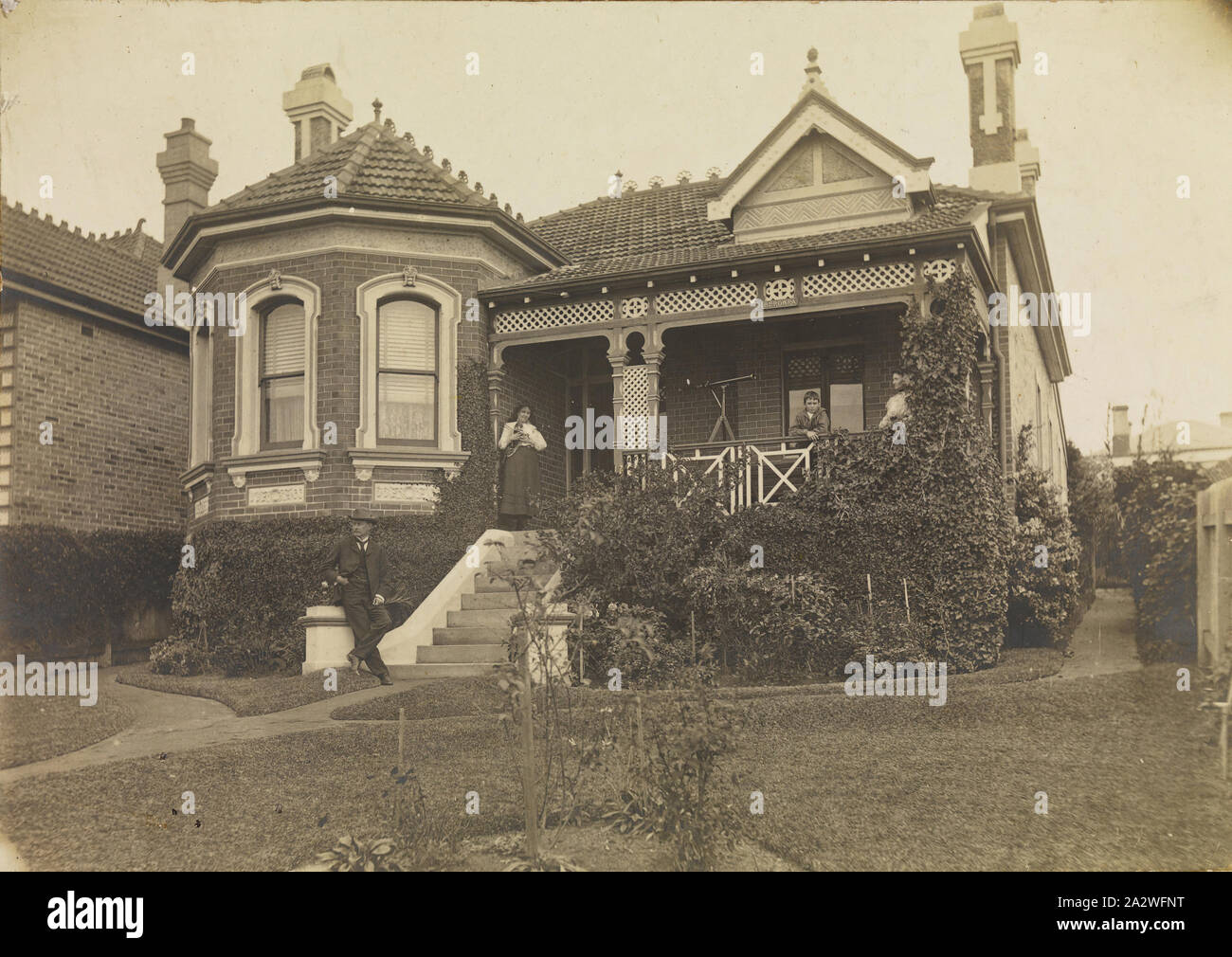 Immagine digitale - George Denton Hirst con la famiglia e il telescopio, Mosman, Nuovo Galles del Sud, circa 1904, George Denton Hirst (1846-1915), in piedi con la sua famiglia nella parte anteriore della sua casa a 28 Muston Street, Mosman, Nuovo Galles del Sud, circa 1904. Il suo telescopio portatile è eretto sulla veranda. George Denton Hirst era un vino di successo e spirito merchant, partner della società Tucker & Co a Sydney, Nuovo Galles del Sud e un appassionato astronomo dilettante. In aggiunta alle proprie osservazioni, un piccolo gruppo di Foto Stock
