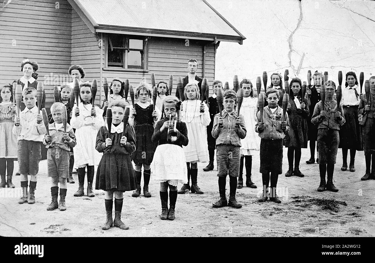 Negativo - Cora Lynn, Victoria, circa 1910 bambini organizzato ritmica a Cora Lynn scuola statale. La bambina in mezzo ha una tromba, gli altri bambini tutti i club di attesa Foto Stock