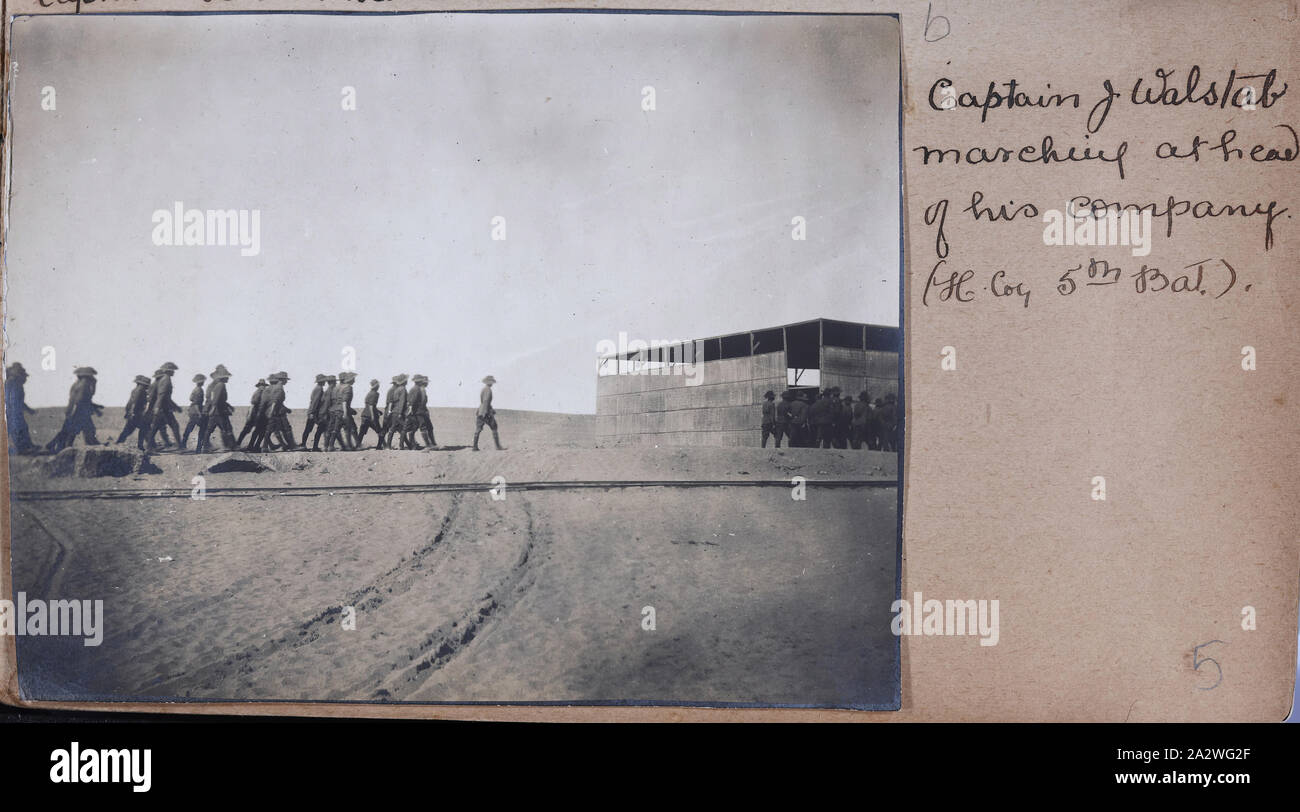 Fotografia - 'H Coy. 5° Battaglione', Egitto, Capitano Edward Albert McKenna, guerra mondiale I, 1914-1915, uno di 139 fotografie in un album dalla prima guerra mondiale sono state probabilmente preso dal capitano Edward Albert McKenna. Le fotografie includono il 7° Battaglione della formazione in campo Mena, Egitto e visite turistiche. Immagine raffigurante il 5° Battaglione, H Corp. marciando a Mena Camp, guidato dal capitano J. Walstab. Nel corso della prima guerra mondiale il 5° Battaglione servita sia a Gallipoli e il Fronte occidentale Foto Stock