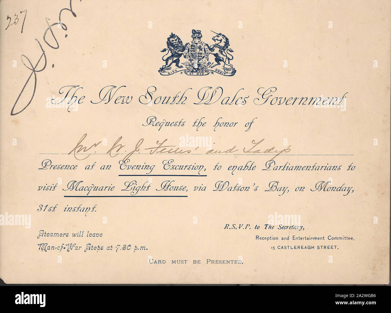 Invito - al signor W. J. Ferris & Lady, escursione serale, Macquarie Light House via Watson Bay, Sydney, 1898-1901, invito rivolto il Signor William John Ferris e Lady dal governo del Nuovo Galles del Sud. Esso invita il giovane a partecipare a un'escursione serale per abilitare i parlamentari a visitare la Macquarie Light House via Watson Bay su 31st. Nessun anno è dato anche se è presumibilmente mentre lui era un membro del Parlamento europeo tra il 1898-1901. Parte di una raccolta di fotografie e documenti relativi a William Foto Stock