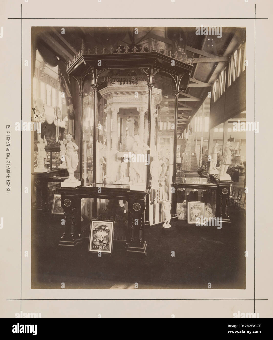 Fotografia - J. Cucina & Sons, Corte Vittoriano, temporanea allegato, Exhibition Building, 1880-1881, vista la mostra di J. Cucina & Sons, candela fabbricanti, nella corte Vittoriana nella centrale allegato temporanee sul lato est del viale principale a 1880 Melbourne Mostra Internazionale tenutasi presso la mostra gli edifici, giardini Carlton, tra il 1 ottobre 1880 e 30 aprile 1881. In aggiunta alla principale mostra permanente edificio, due allegati permanente nonché un grande Foto Stock