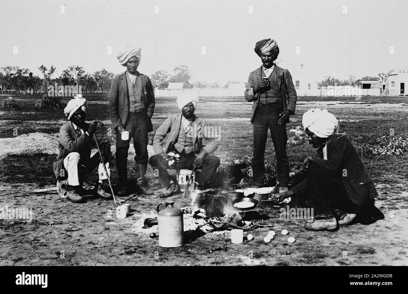 Negativo - Jeparit, Victoria, circa 1905, un gruppo di Indiani cucinare un pasto. Il " leader " ufficio è in background Foto Stock