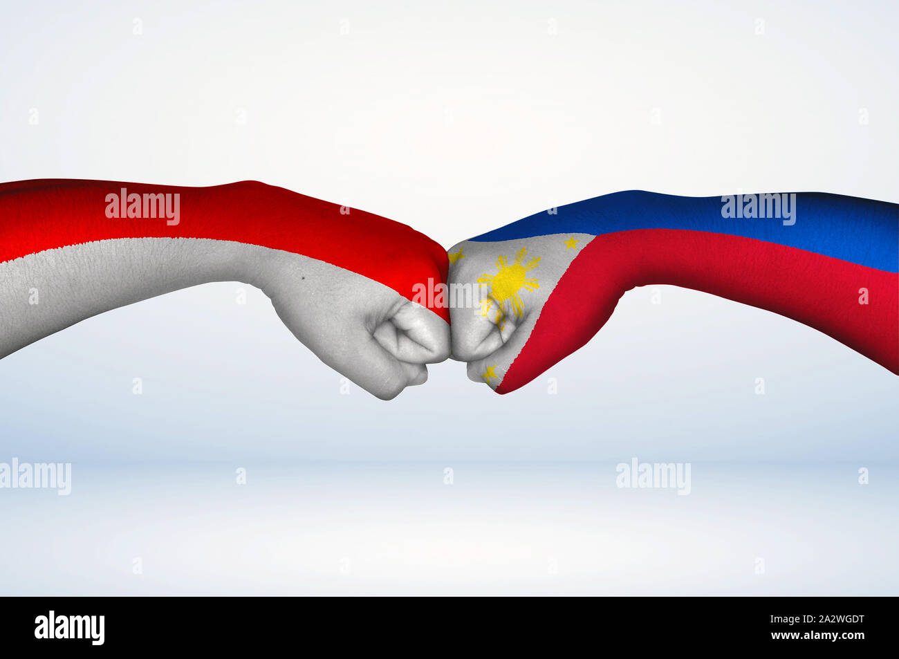 Pugno di bump Filippini e bandiere indonesiane. Due mani con bandiere dipinte delle Filippine e Indonesia bandiera fist bumping come un simbolo di unità. Foto Stock