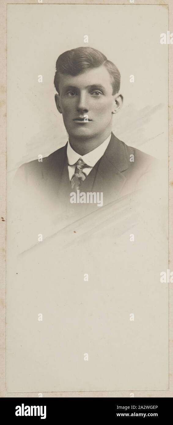 Immagine digitale - Giovanni (Jack) Lawrey, circa 1914, copia digitale di fotografia originale di Giovanni (Jack) Lawrey, circa 1914. Questo fa parte di una raccolta di fotografie di famiglia che si riferiscono a "Altipiani' Homestead. La famiglia Lawrey furono i primi colonizzatori nell'area di Kinglake e vissuto in 'altipiani' homestead dalla fine del 1890 al 1950. Il camino da "Altipiani' fa parte del Vittoriano Bushfires collezione. "Altipiani' è stato distrutto Foto Stock