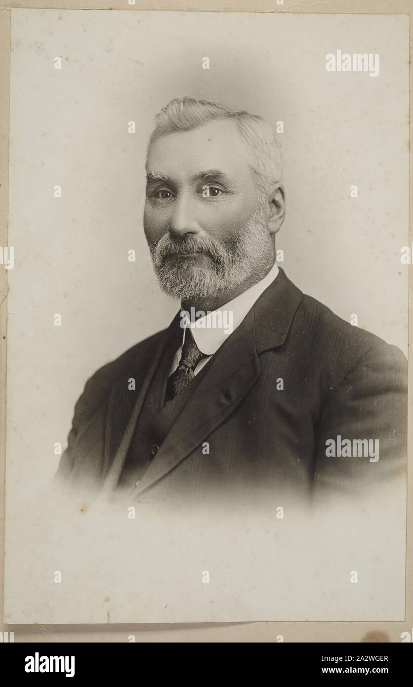 Immagine digitale - Giovanni Lawrey, altipiani, Kinglake, 1914, copia digitale di fotografia originale di Giovanni Lawrey, Kinglake, 1914. Questo fa parte di una raccolta di fotografie di famiglia che si riferiscono a "Altipiani' Homestead. La famiglia Lawrey furono i primi colonizzatori nell'area di Kinglake e vissuto in 'altipiani' homestead dalla fine del 1890 al 1950. Il camino da "Altipiani' fa parte del Vittoriano Bushfires collezione. "Altipiani' è stato distrutto Foto Stock