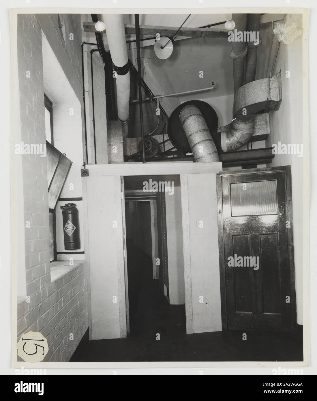 La fotografia del getto di aria PORTA, RIVESTIMENTO Dept, Abbotsford, circa 1940s, la fotografia in bianco e nero con il getto di aria porta o detergente per uomo all'ingresso per il rivestimento di pellicola in un dipartimento Kodak Australasia Pty Ltd fabbrica, Abbotsford. Questo è stato utilizzato per rimuovere la polvere e lo sporco da capi di abbigliamento prima di entrare nell'area di rivestimento. L'immagine è la numero 15 in serie con il dipartimento e la sua apparecchiatura. raccolta dei prodotti Foto Stock