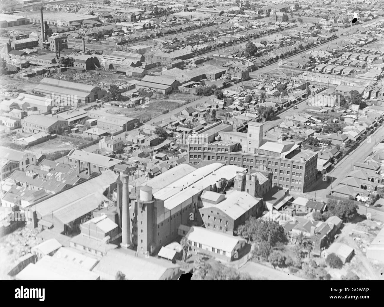 Negativo di vetro, fabbrica Vista aerea 7, Abbotsford, Victoria, circa trenta in bianco e nero, metà piastra negativa di vetro dotato di una vista aerea del Kodak Australasia Pty Ltd fabbrica a Abbotsford, circa 1930s. Questa vista obliqua è rivolta a sud e mostra il complesso di fabbrica in basso in primo piano con le strade dei sobborghi e case stretching a sud e a est. Si tratta di uno dei nove in bianco e nero di mezza piastra di vetro di negativi in un originale piastre Austral box. Esso è parte di Foto Stock