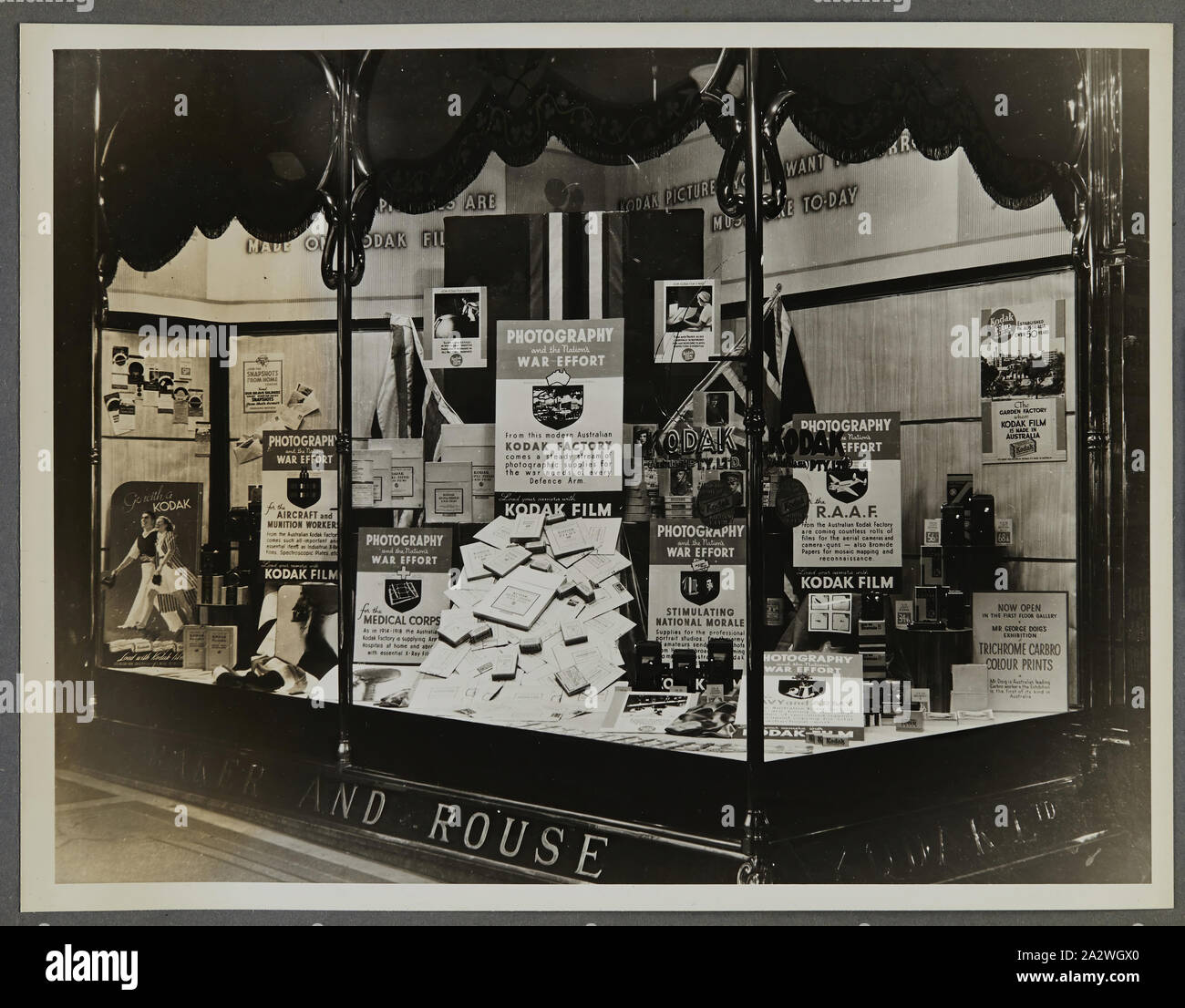 Fotografia - Kodak, Shopfront Display, 'la fotografia e la nazione allo sforzo di guerra', circa 1934-1936, display Shopfront 'fotografia e la nazione allo sforzo di guerra" che mostra le telecamere, fotografie, accessori fotografici e attrezzature. Uno dei cinquanta-sei fotografie in un album che ritrae Kodak Australasia Pty Ltd shop finestra anteriore visualizza dal mid-1930s. Windows generalmente prodotto in vetrina promozioni per film o telecamere, così come le mostre fotografiche per attirare la folla per il negozio Foto Stock